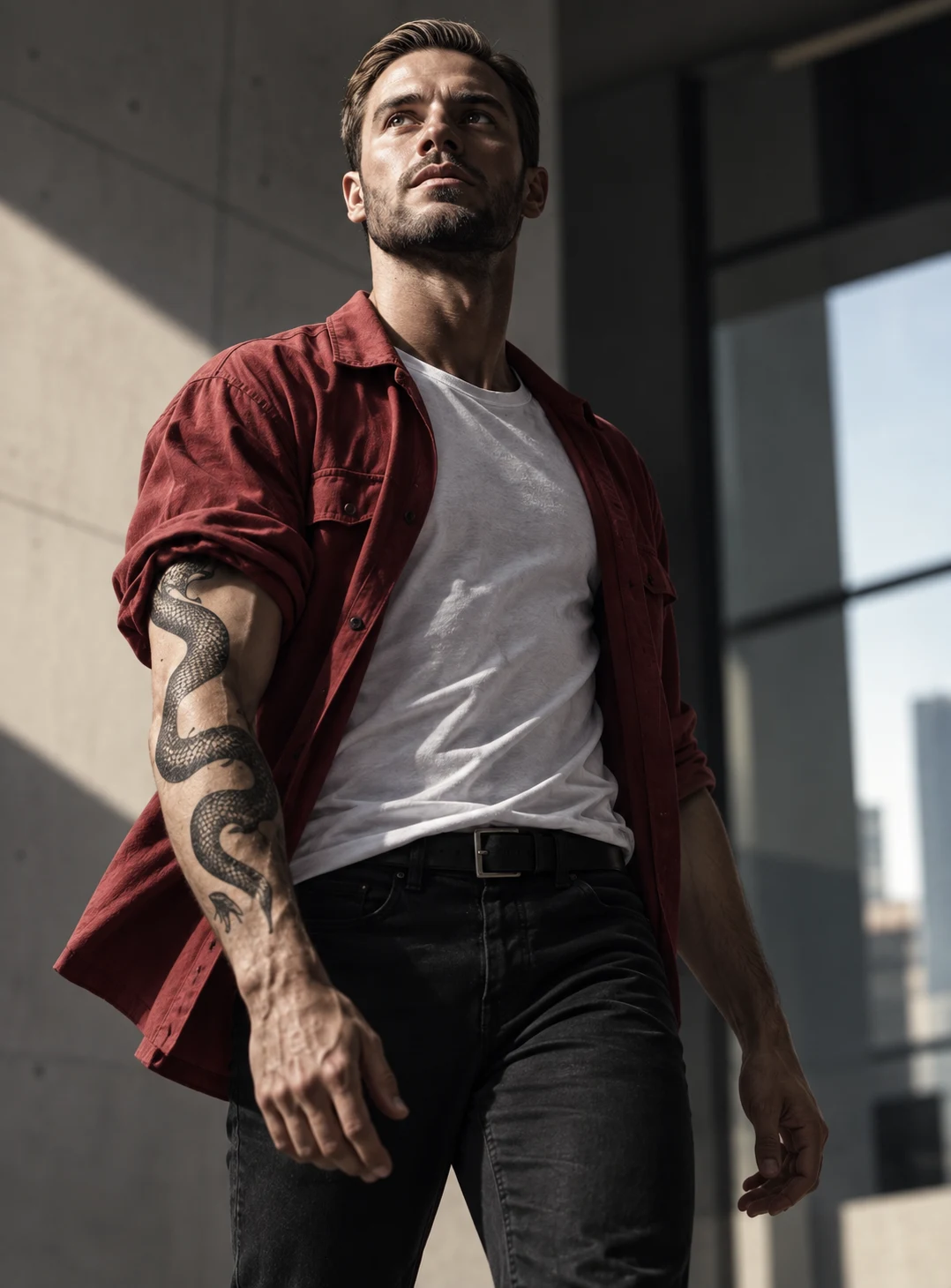 Мужчина в красной рубашке на фоне городского интерьера
